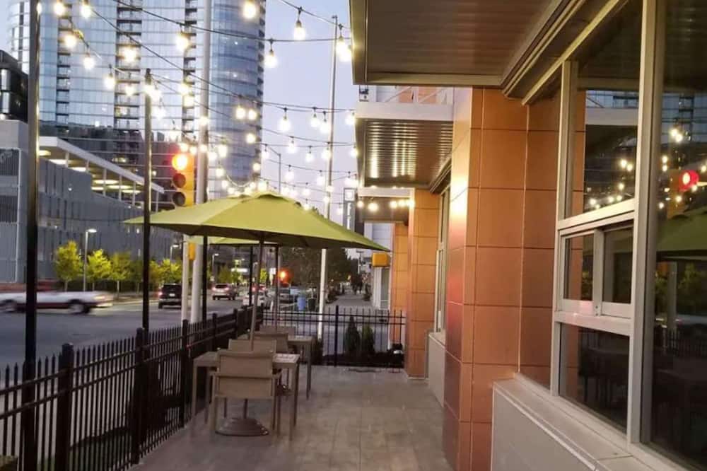 La Quinta Inn & Suites by Wyndham Indianapolis Downtown