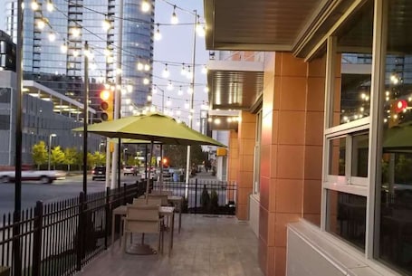 Property amenity. La Quinta Inn & Suites by Wyndham Indianapolis Downtown