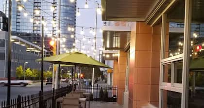 La Quinta Inn & Suites by Wyndham Indianapolis Downtown
