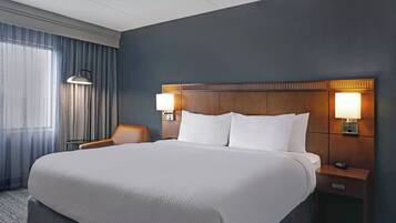 Escriptori, espai de treball apte per a portàtils i cortines opaques