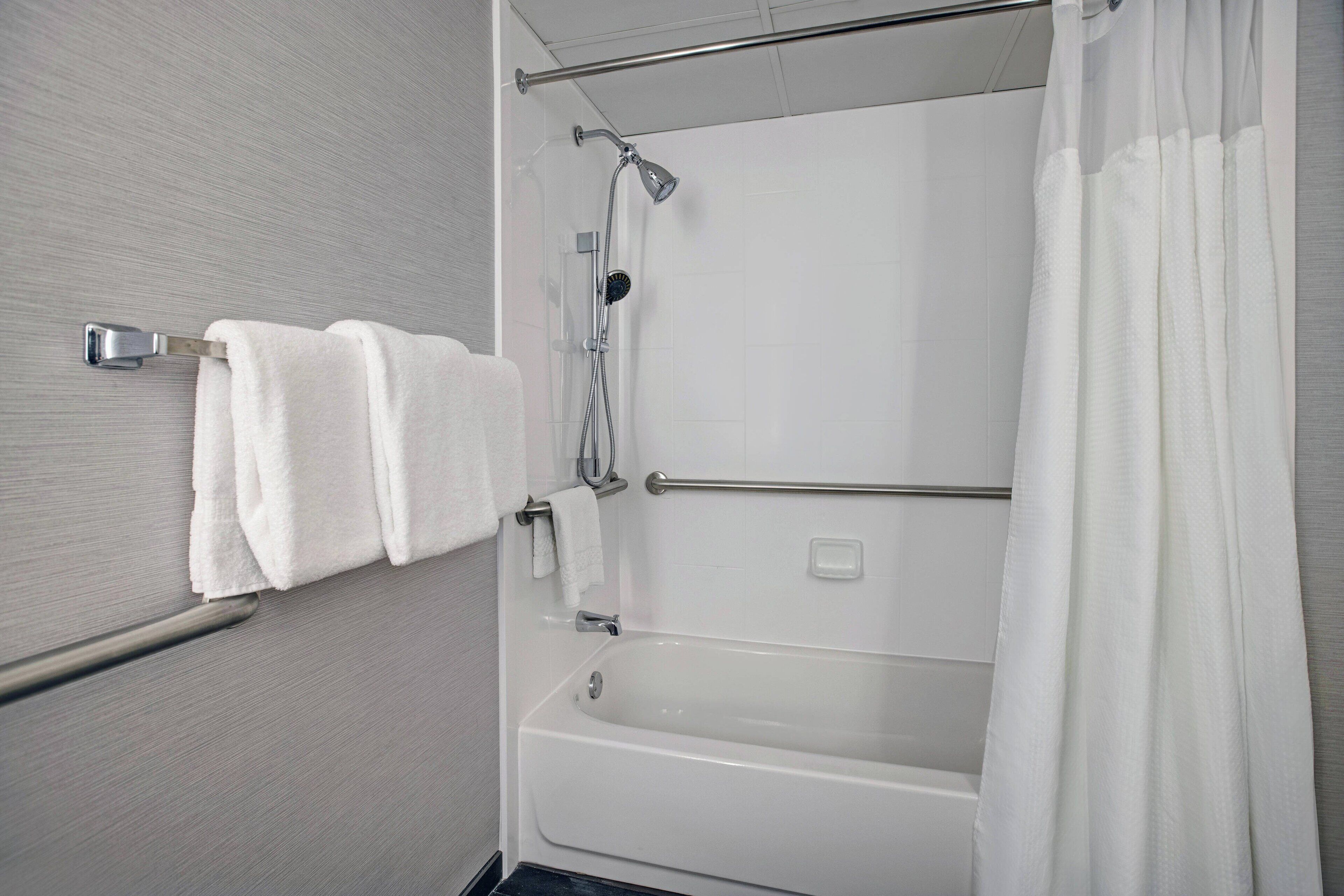 Duschwanne, kostenlose Toilettenartikel, Haartrockner, Handtücher