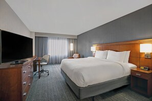 書桌、筆電工作空間、遮光布/窗簾、熨斗/熨衣板