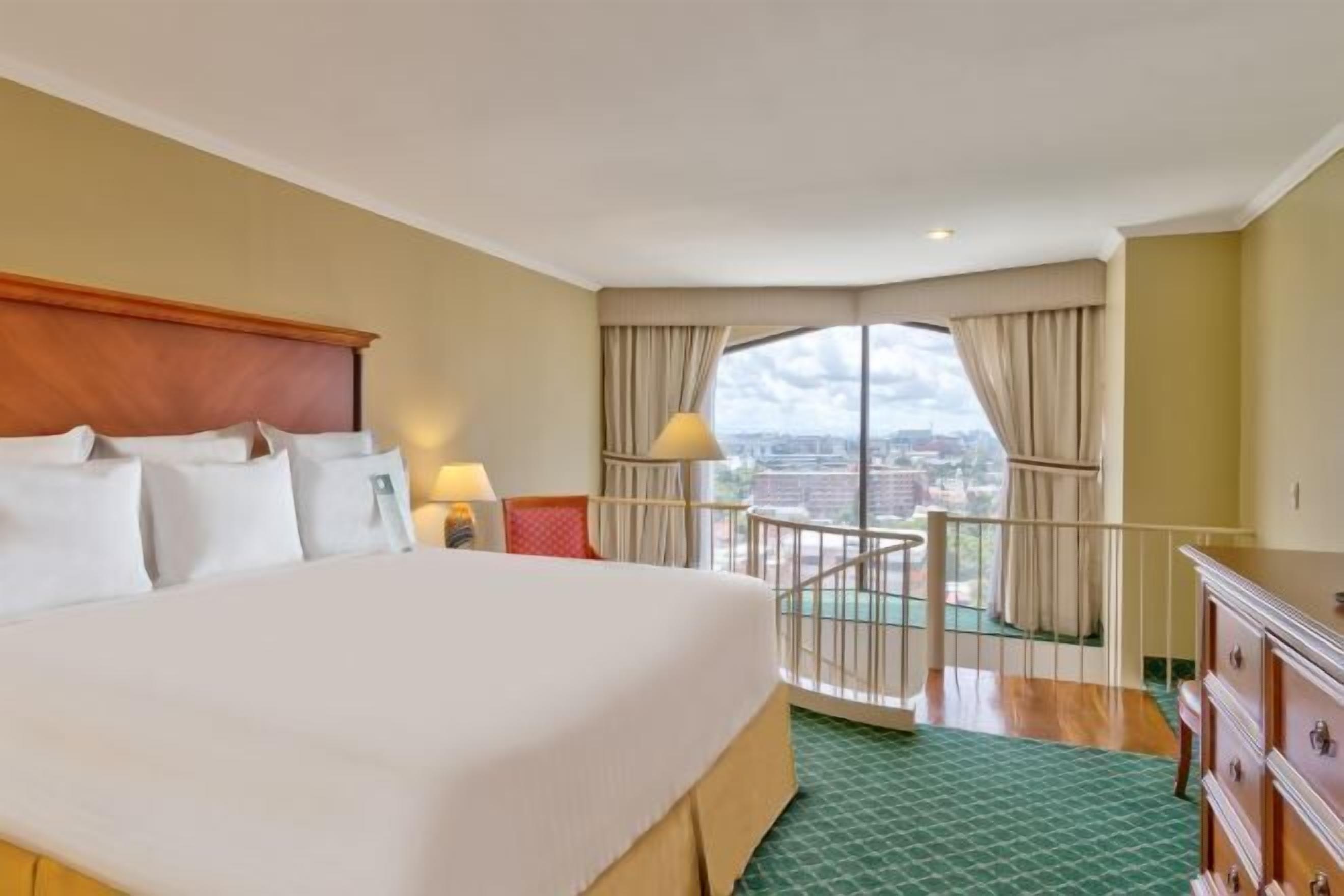 Caja de seguridad en la habitación, escritorio y cortinas blackout 