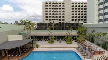 Piscine extérieure, chaises longues