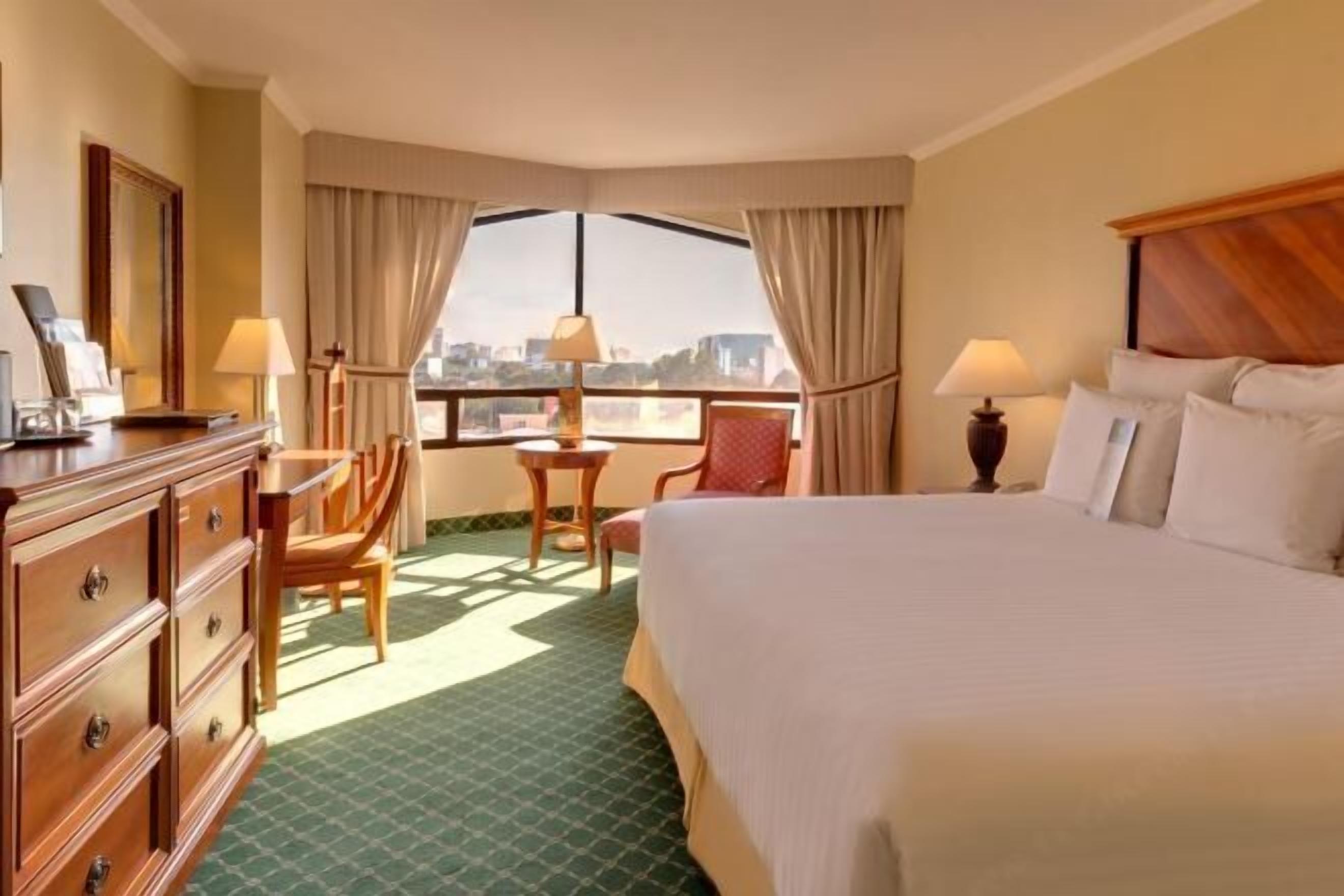 Caja de seguridad en la habitación, escritorio y cortinas blackout 