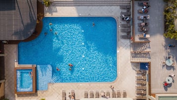 Utomhuspool och solstolar