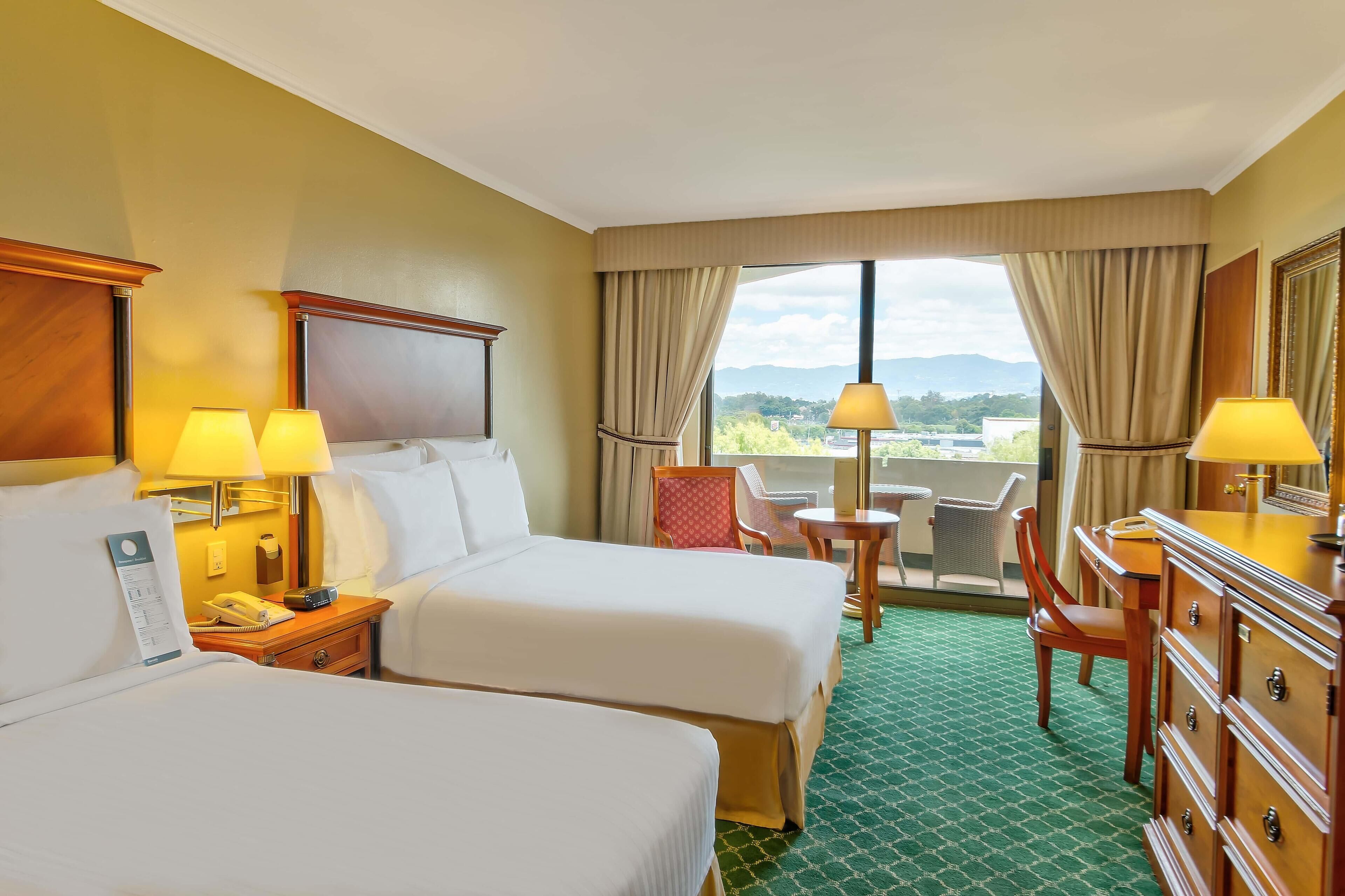 Caja de seguridad en la habitación, escritorio y cortinas blackout 