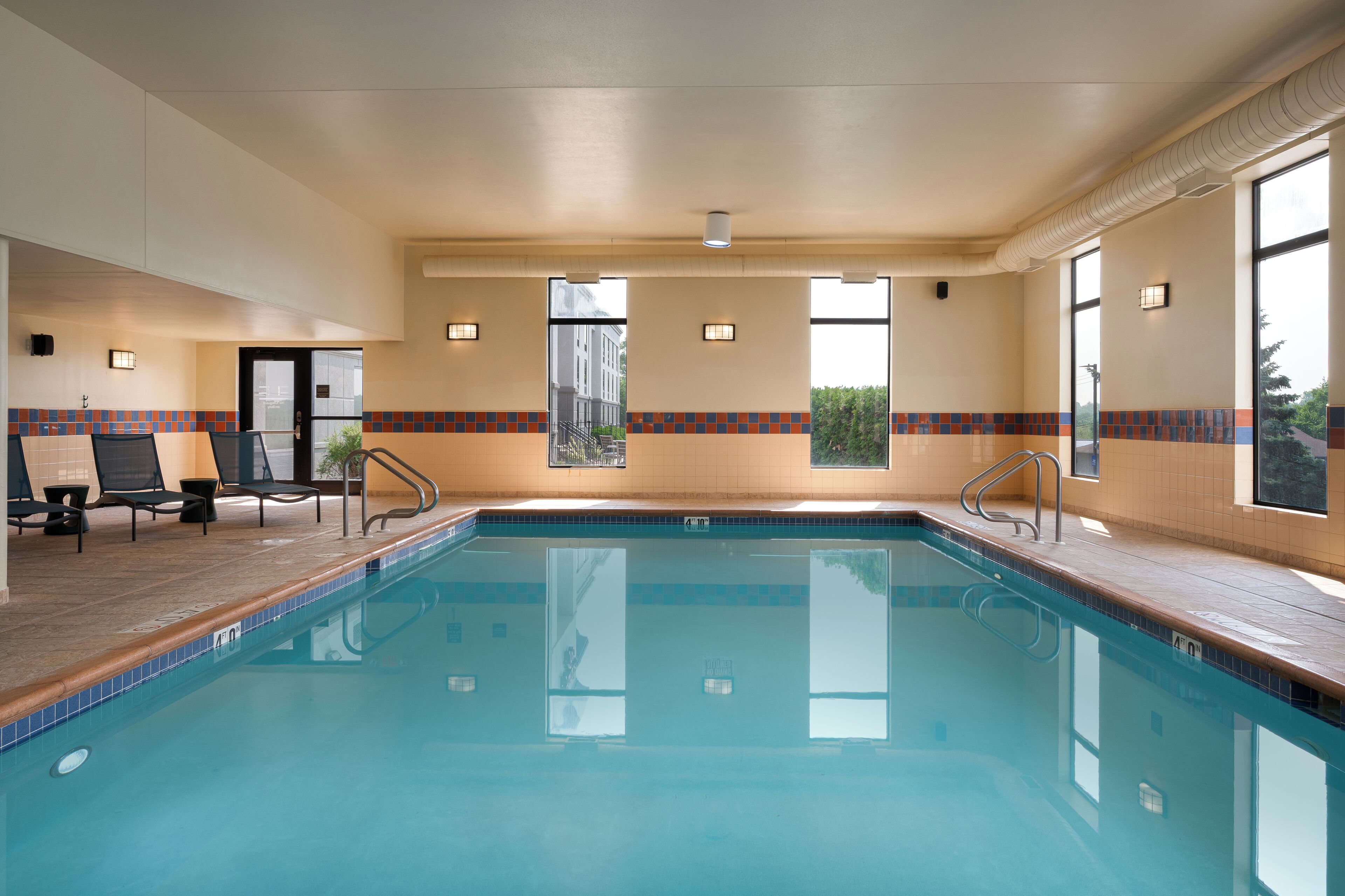 Piscina coperta, lettini