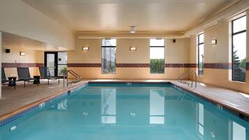 Piscina coperta, lettini