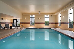 Una piscina techada, sillones reclinables de piscina