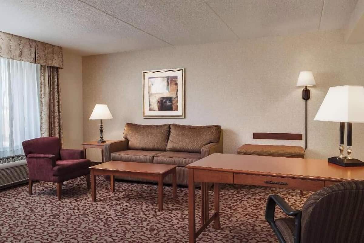 Living area | 37-inch flat-screen TV with cable channels, TV, pay movies