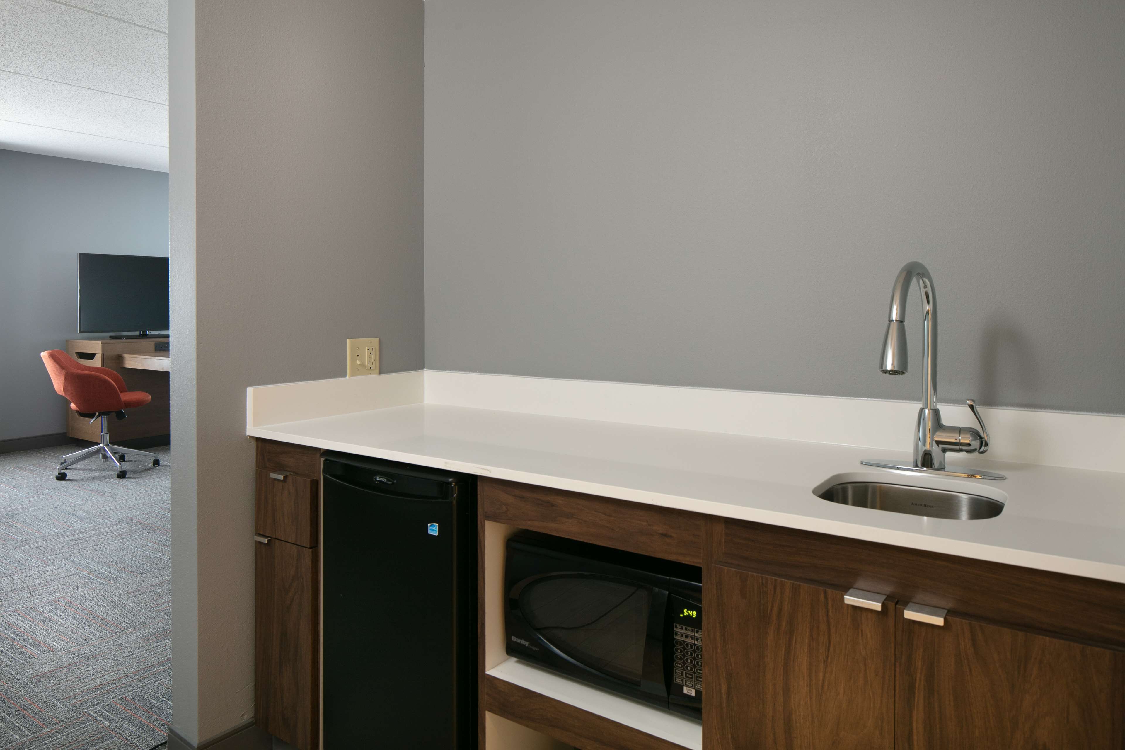 suite, 2 queen beds, non smoking | minibar