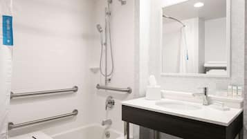 Ein modernes Badezimmer mit Badewanne, Dusche und Waschbecken.