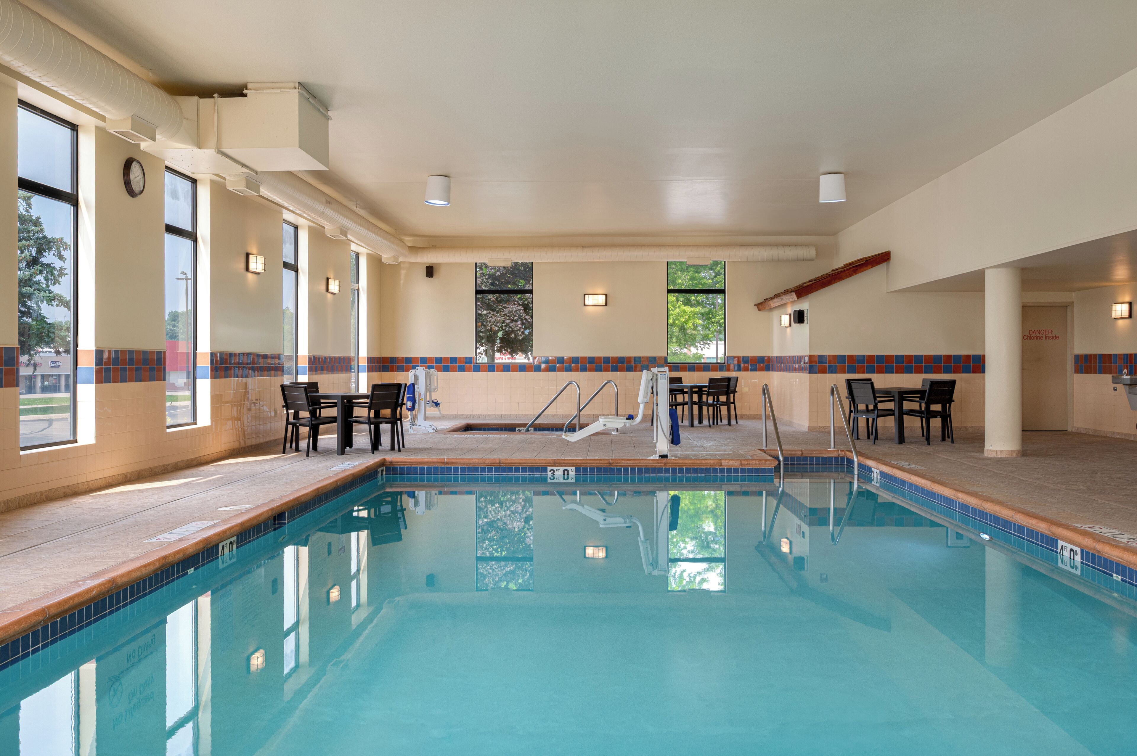 室内游泳池，日光浴躺椅