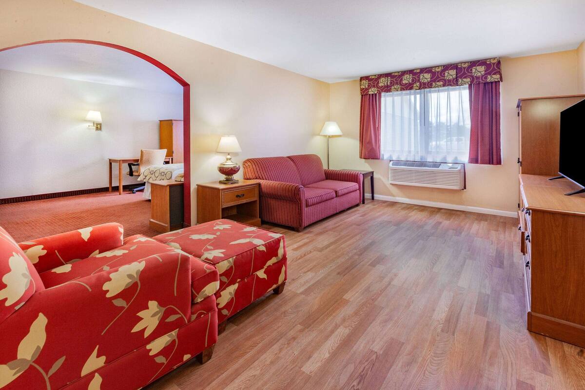 ห้องสวีท, เตียงคิงไซส์ 1 เตียง, ปลอดบุหรี่ (One-Bedroom) | ผ้าปูที่นอนฝ้ายอียิปต์, เครื่องนอนระดับพรีเมียม, ผ้านวมขนเป็ด