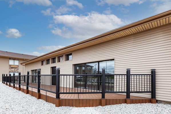 Indoor pool, open 10:00 AM to 10:00 PM, pool loungers - Baymont by Wyndham Perrysburg/Toledo (Perrysburg)