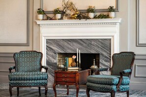 Serves lunch, dinner and brunch