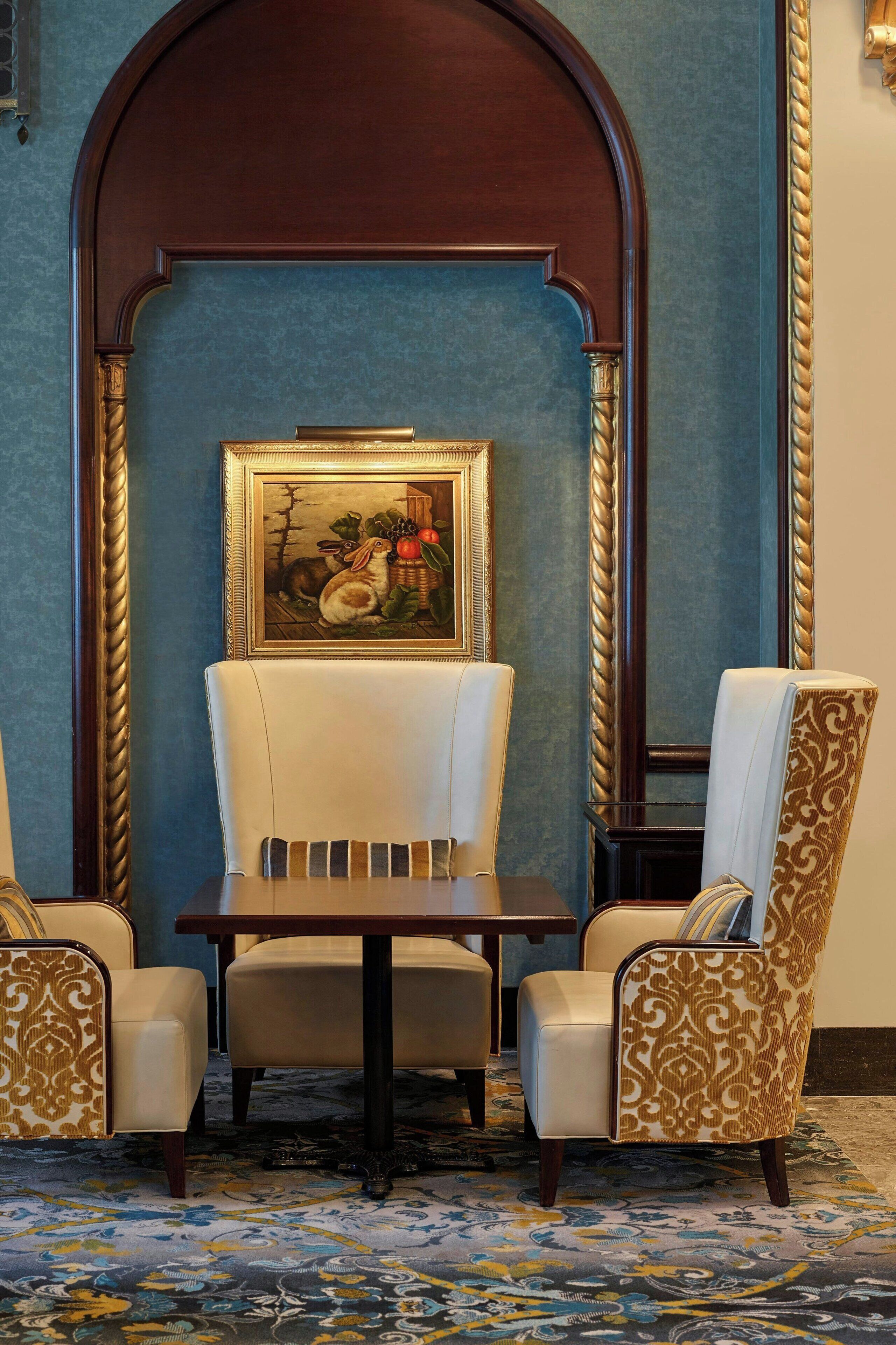 serves lunch, dinner and brunch