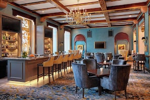 Serves lunch, dinner, and brunch