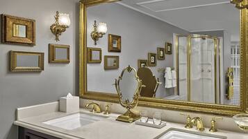 Royal-Suite, 1 Schlafzimmer, Eckzimmer | Badezimmer | Duschwanne, kostenlose Toilettenartikel, Haartrockner, Handtücher