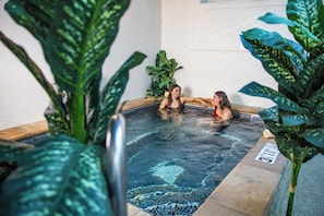 สระว่ายน้ำในร่ม