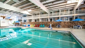 Escritorio, cortinas blackout y tabla de planchar con plancha