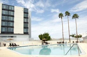 Piscine extérieure en saison