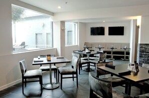 Breakfast, lunch, dinner served; American cuisine  - Holiday Inn Victorville by IHG (Victorville)