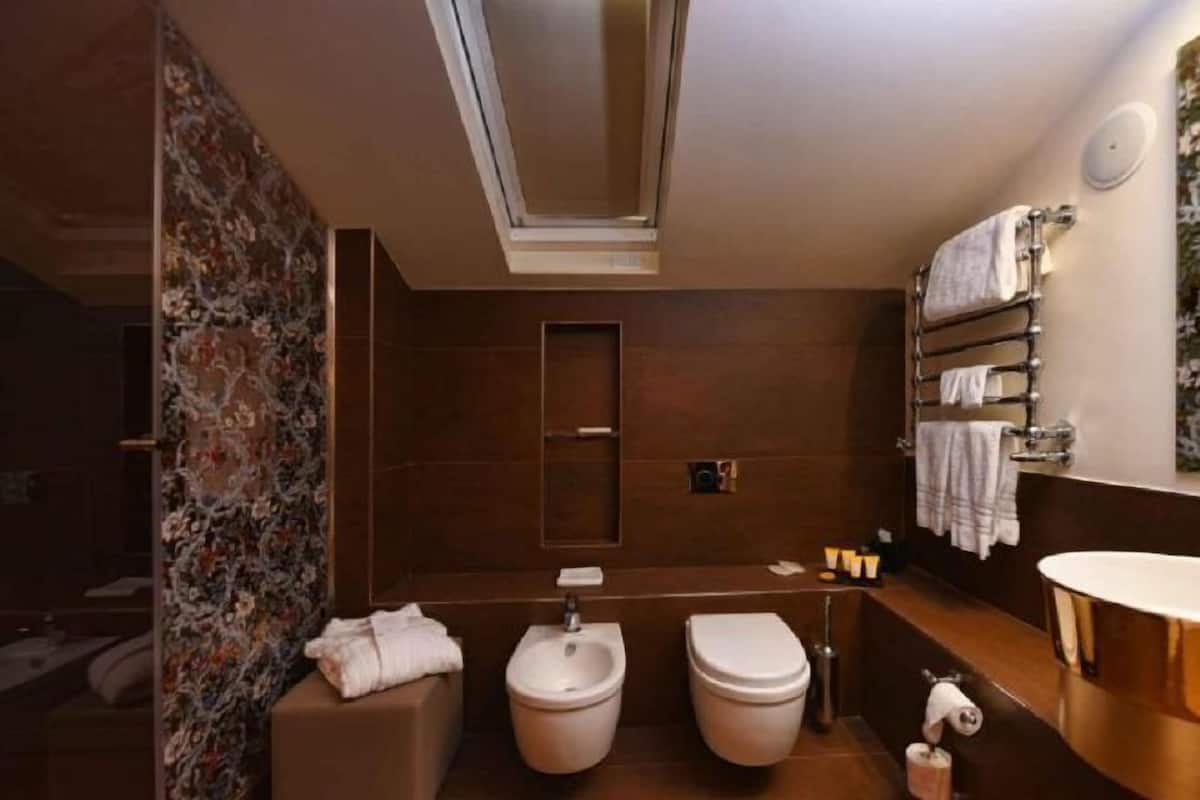 Articles de toilette de luxe, sèche-cheveux, peignoirs, chaussons