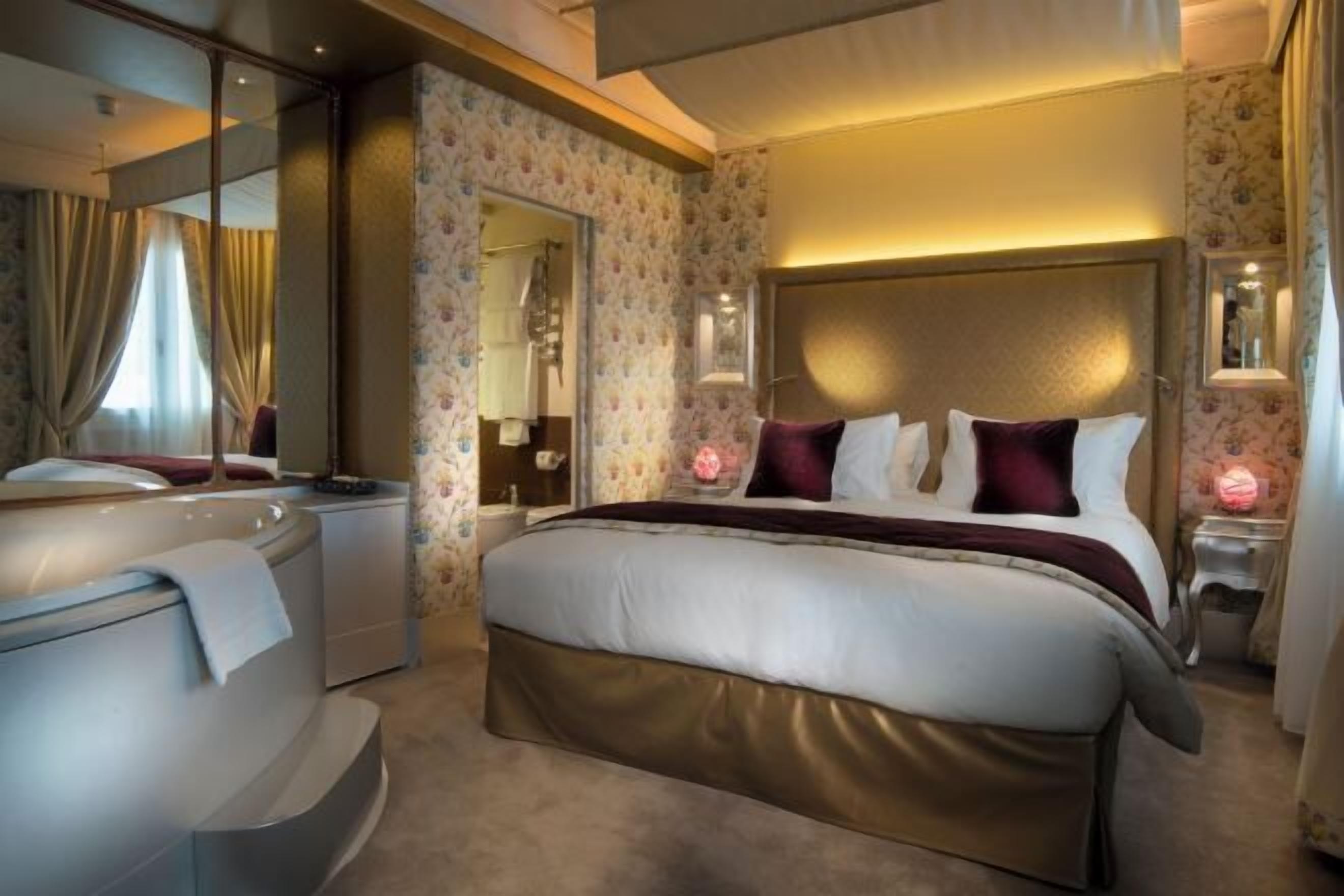 Ropa de cama de alta calidad, cubrecamas y minibar 