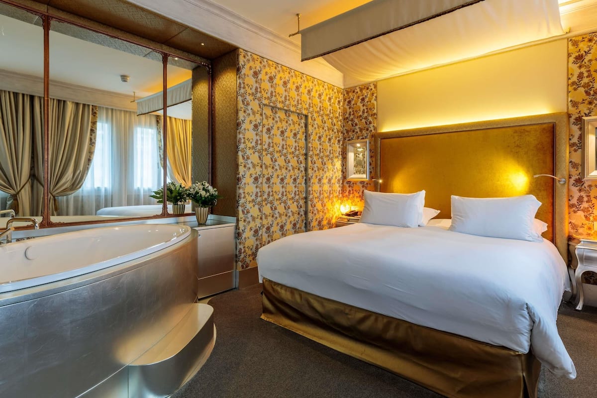 Suíte luxo, 1 cama King (Canal View) | Roupas de cama premium, edredons de pluma, frigobar, cofres nos quartos