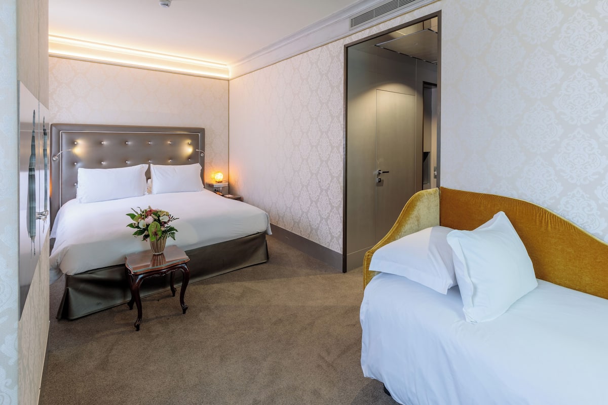Ropa de cama de alta calidad, cubrecamas y minibar