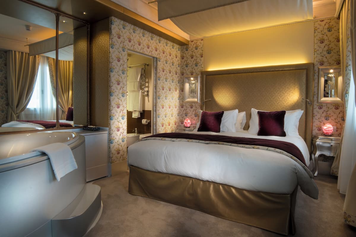 Ropa de cama de alta calidad, cubrecamas y minibar