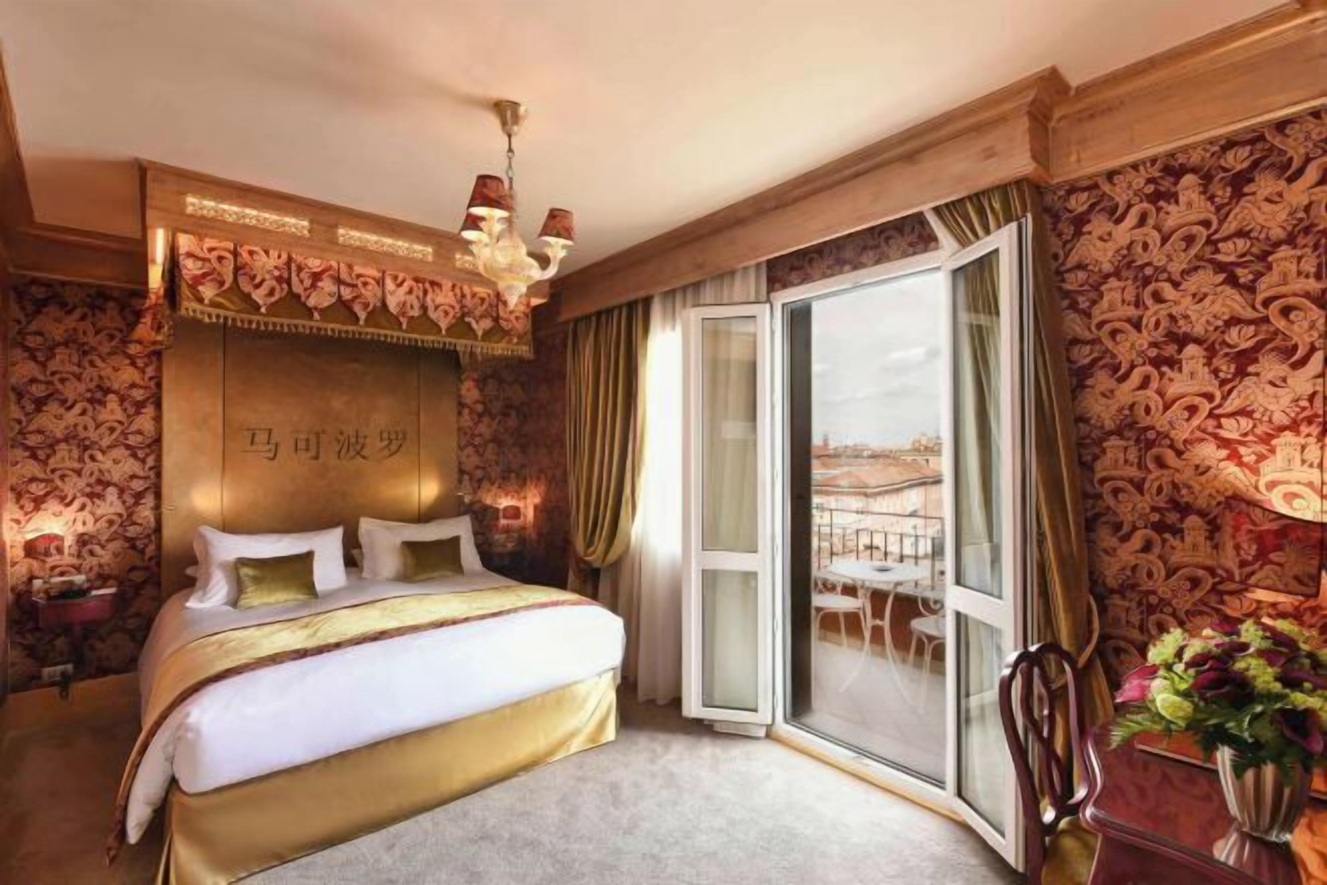 Ropa de cama de alta calidad, cubrecamas y minibar 