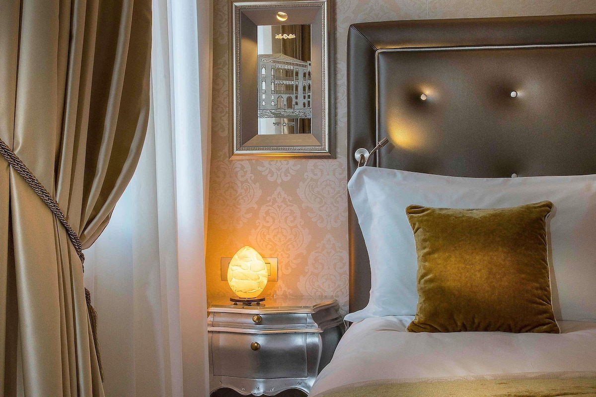 Premium bedding, down comforters, minibar, in-room safe