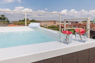 Suite, terrazzo (Serenissima with Private and Hot Tub) | Biancheria da letto di alta qualità, copriletto in piuma, minibar