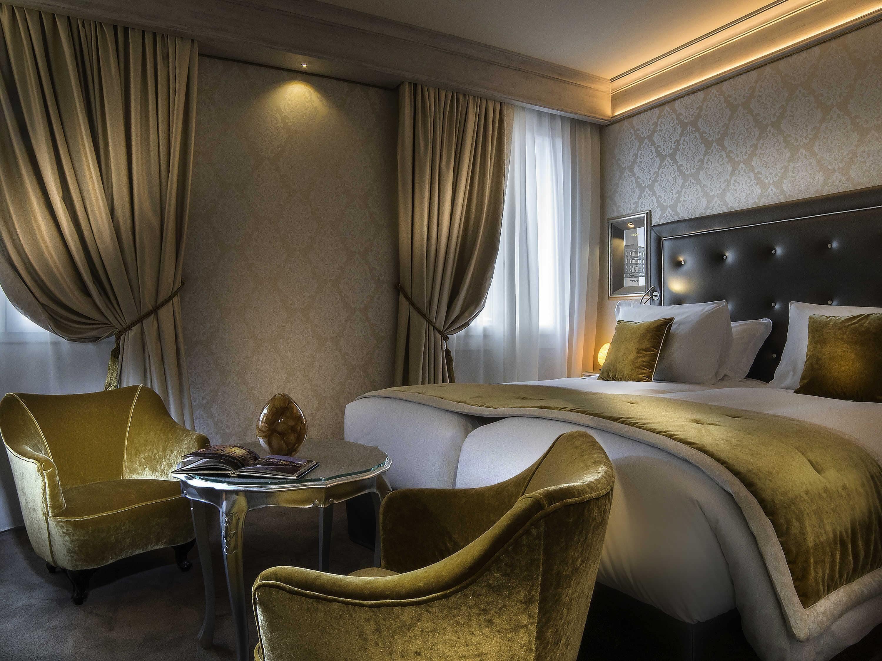Habitación superior | Ropa de cama de alta calidad, edredón y minibar 
