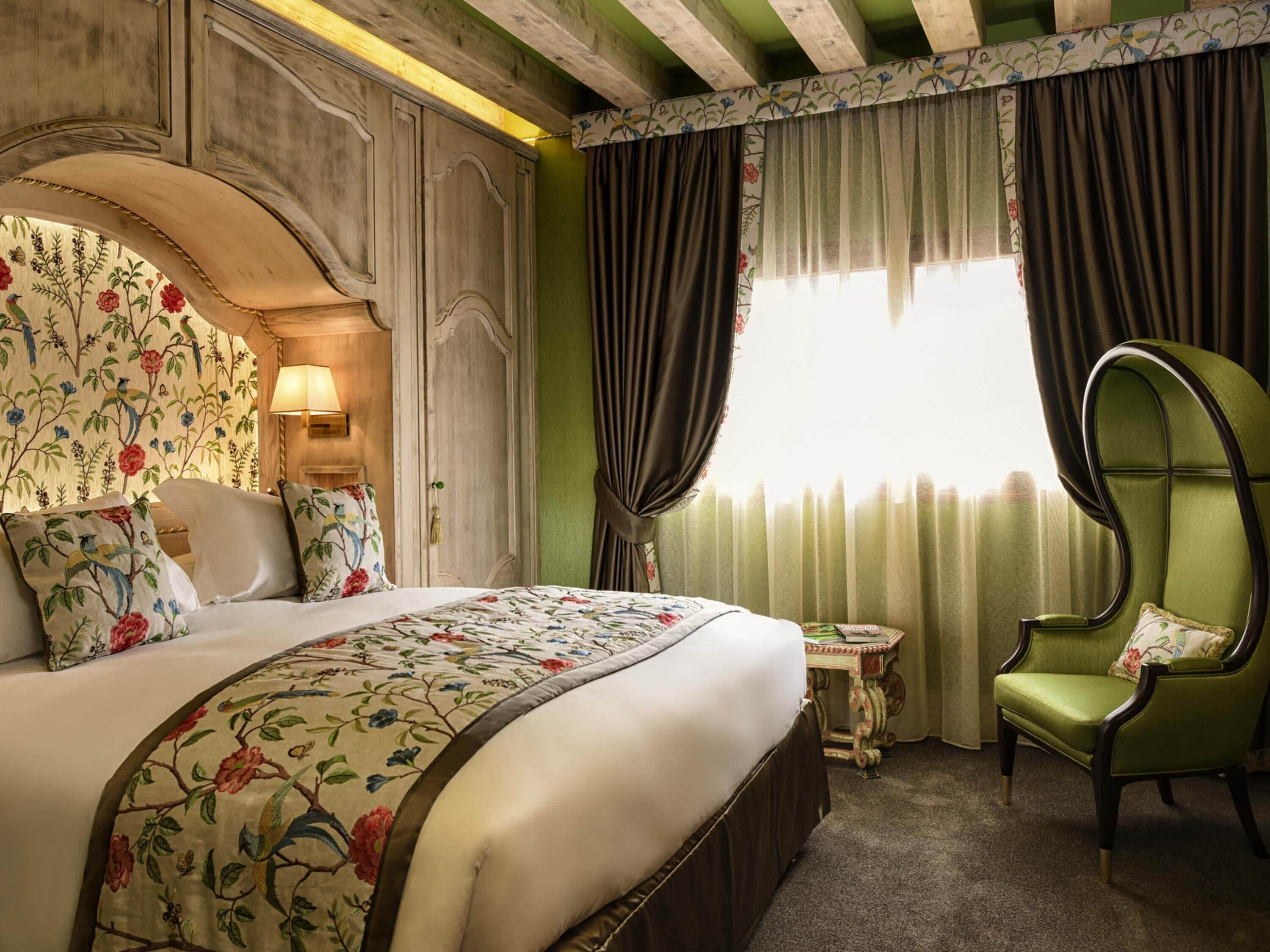 Ropa de cama de alta calidad, cubrecamas y minibar 