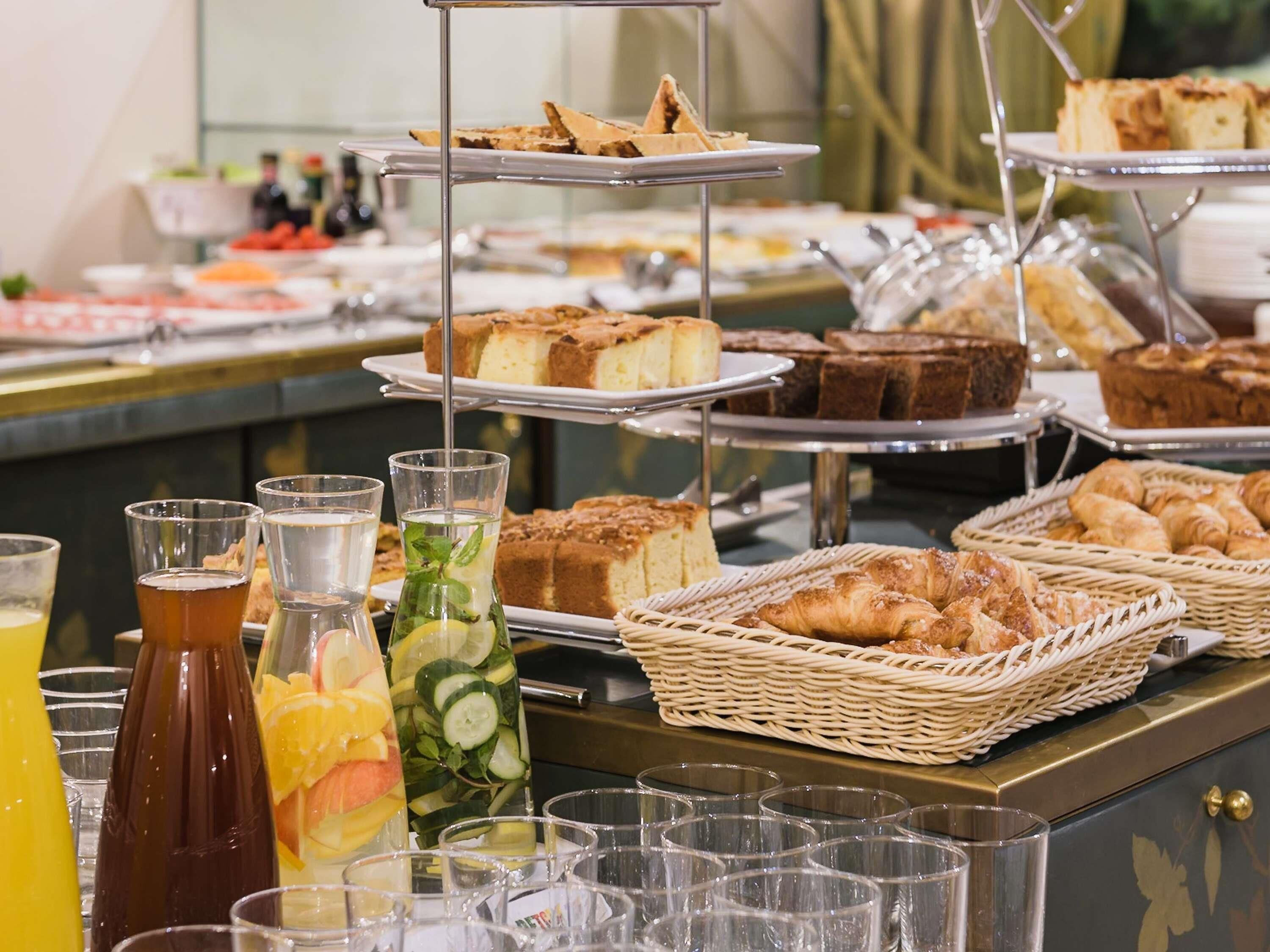 Desayuno buffet diario (EUR 26 por persona)