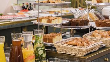 Tägliches Frühstücksbuffet (26 EUR pro Person)