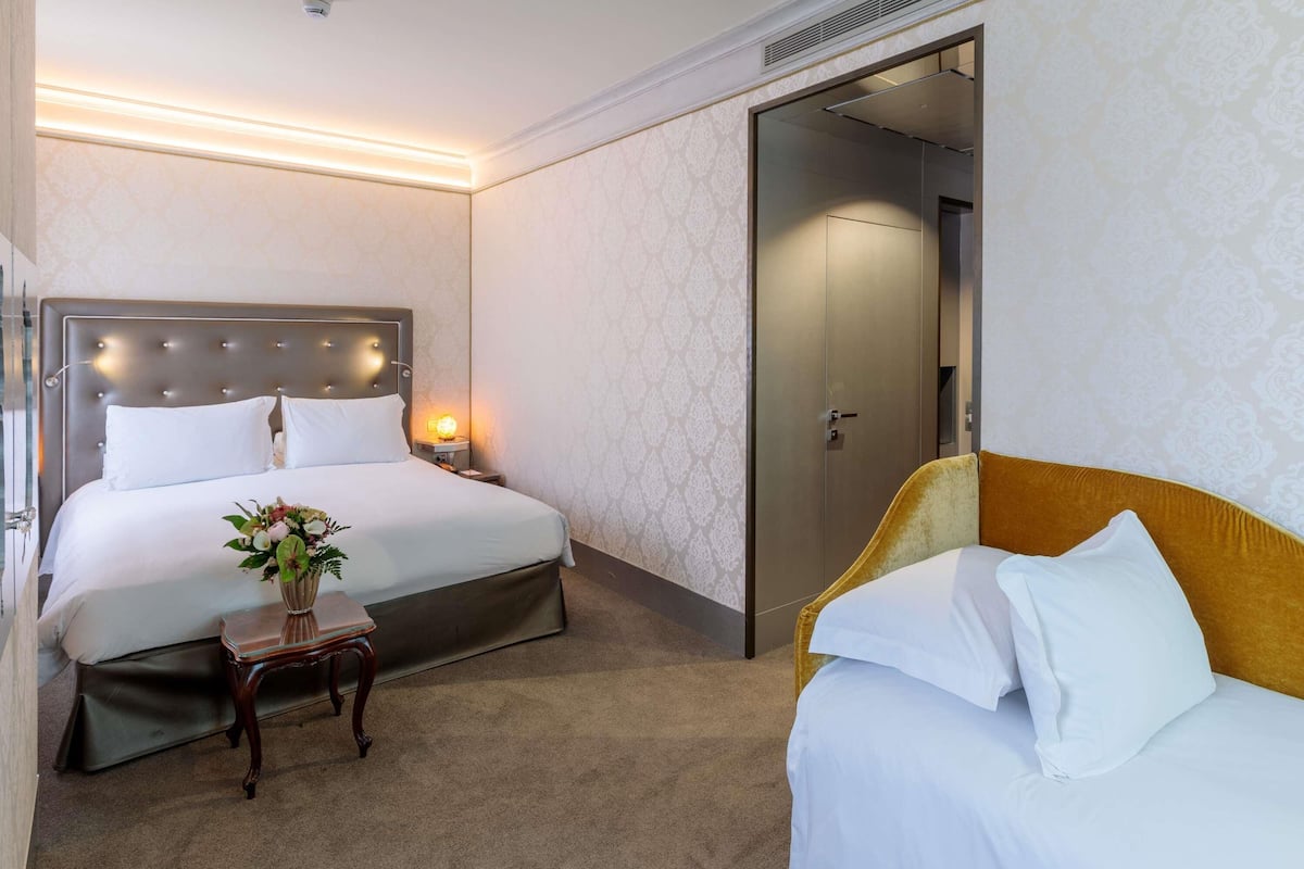 Chambre Triple Supérieure, 1 très grand lit et 1 canapé-lit