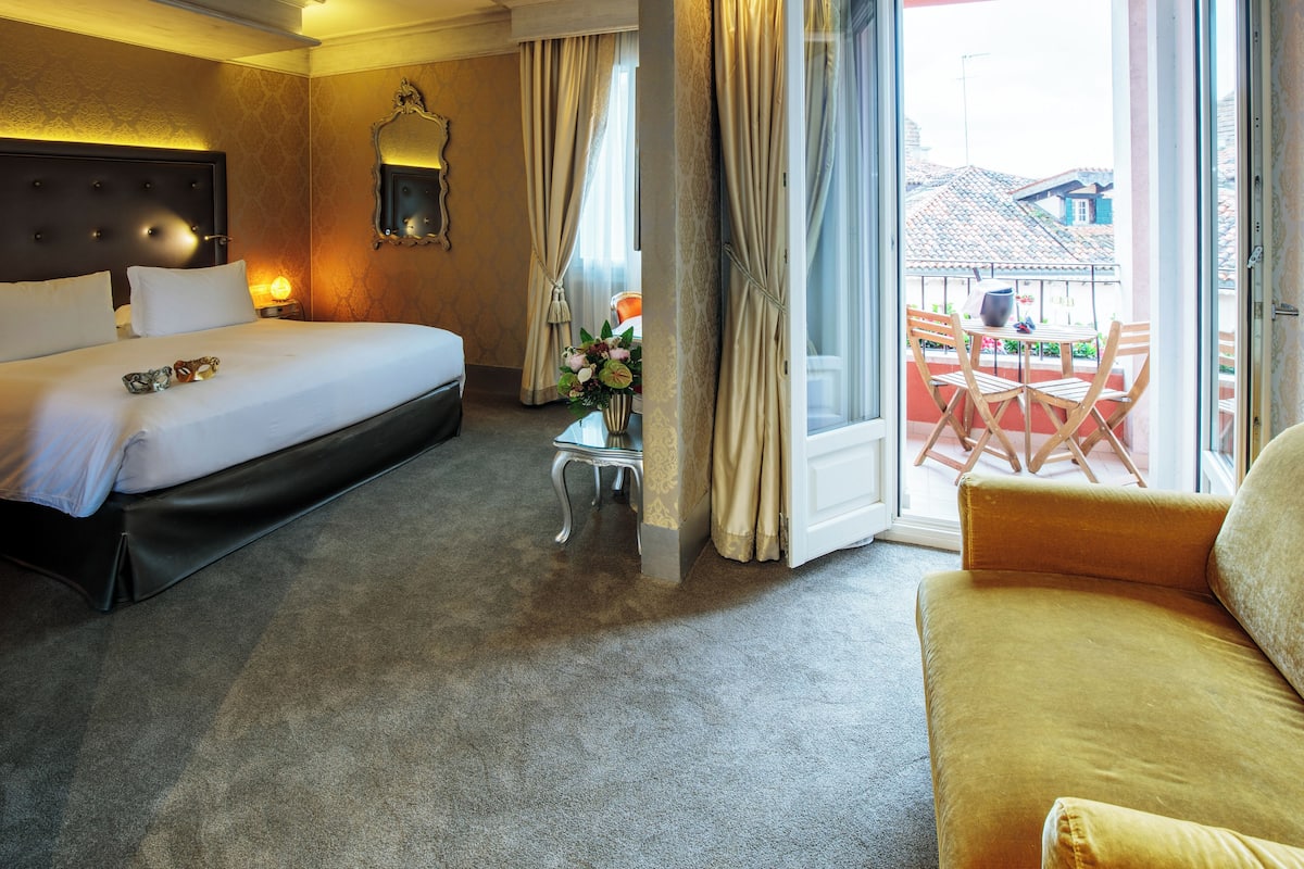 Ropa de cama de alta calidad, cubrecamas y minibar