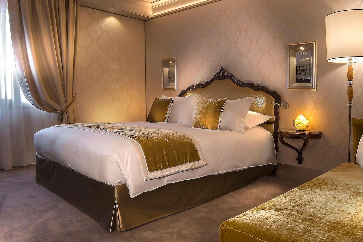 Superior-Dreibettzimmer, 1 King-Bett und Schlafsofa | Hochwertige Bettwaren, Daunenbettdecken, Minibar, Zimmersafe