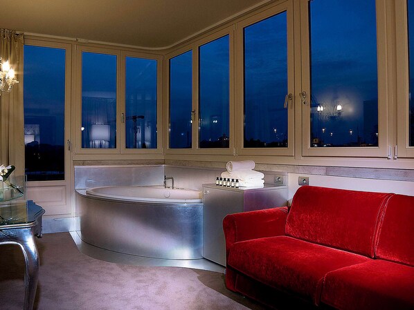 Suite ejecutiva, 1 cama de matrimonio grande, terraza | Baño | Artículos de higiene personal de diseño, secador de pelo y albornoces