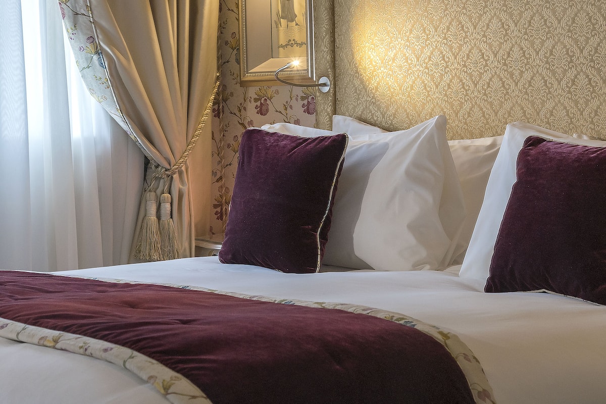 Deluxe Triple Room, 1 King Bed with Sofa bed, Balcony (Canal View) | Premium bedding, down comforters, minibar, in-room safe