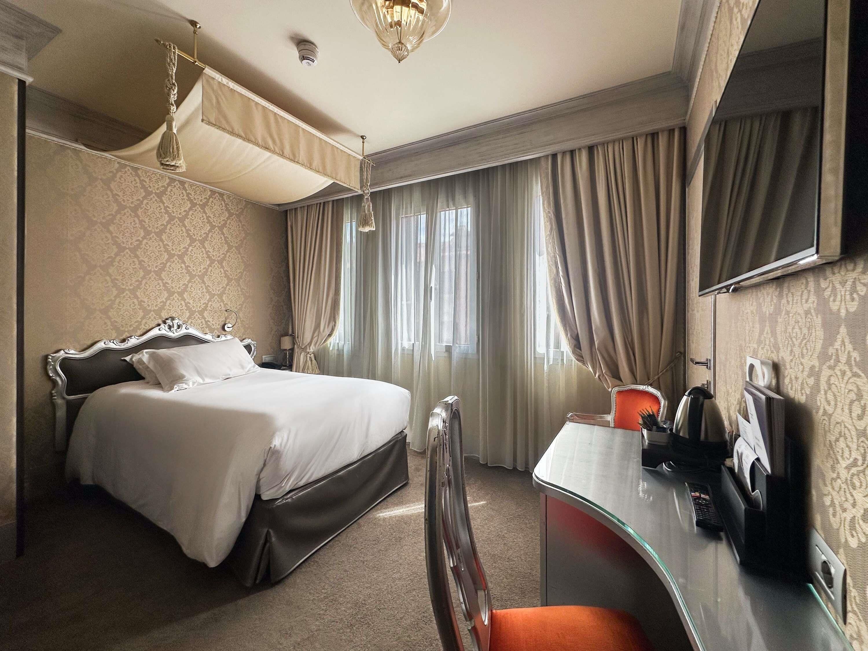Premium bedding, down comforters, minibar, in-room safe