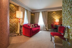 Suite Deluks, 1 Tempat Tidur King (Canal View) | Seprai premium, selimut bulu angsa, minibar, dan brankas