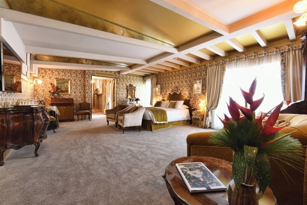 Ropa de cama de alta calidad, cubrecamas y minibar
