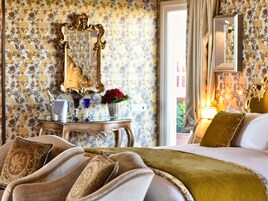 Ropa de cama de alta calidad, cubrecamas y minibar 