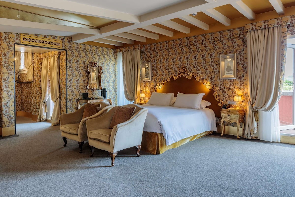Suite Présidentielle, 1 très grand lit, terrasse | Literie de qualité supérieure, couette en duvet d'oie, minibar
